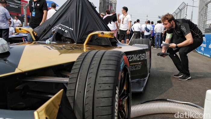 Sejumlah pebalap dan teknisi melakukan persiapan di grid start kawasan Jakarta International Eprix Circuit, Ancol, Jakarta Utara,  Sabtu (3/6/2023).