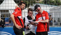 Saat starting grid ini pebalap akan berkomunikasi dengan teknis terkait persiapan balapan. 