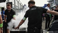 Sejumlah pebalap dan teknisi melakukan persiapan di grid start kawasan Jakarta International Eprix Circuit, Ancol, Jakarta Utara,  Sabtu (3/6/2023).  