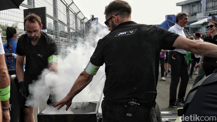 Sejumlah pebalap dan teknisi melakukan persiapan di grid start kawasan Jakarta International Eprix Circuit, Ancol, Jakarta Utara,  Sabtu (3/6/2023).