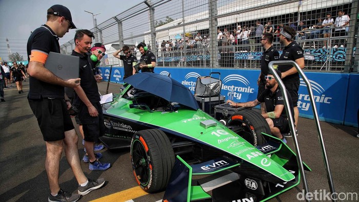 Melihat Kesibukan Starting Grid Formula E Jakarta Seri 10 Sejumlah pebalap dan teknisi melakukan persiapan di grid start kawasan Jakarta International Eprix Circuit, Ancol, Jakarta Utara,Β Sabtu (3/6/2023).