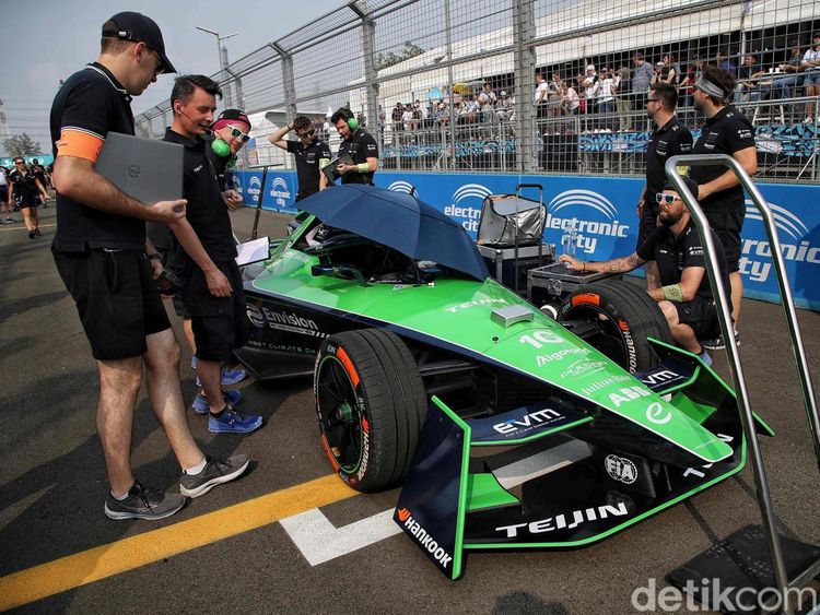 Melihat Kesibukan Starting Grid Formula E Jakarta