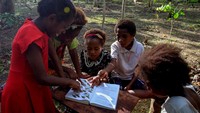 Sejumlah siswa belajar bersama di Sekolah Alam Kampung Rhepang Muaif, Distrik Nimbrokrang, Jayapura, Papua. 
