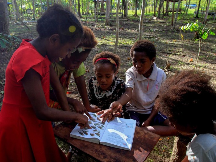 Guru mengajar sejumlah siswa di Sekolah Alam Kampung Rhepang Muaif, Distrik Nimbrokrang, Jayapura, Papua, Sabtu (3/6/2023). Sekolah yang menerapkan Kurikulum Merdeka Belajar itu bertujuan mendidik siswa untuk mengenal, mencintai, serta melestarkan alam sejak usia dini. ANTARA FOTO/Gusti Tanati/app/rwa.