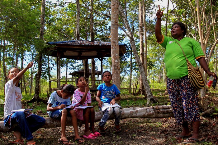 Guru mengajar sejumlah siswa di Sekolah Alam Kampung Rhepang Muaif, Distrik Nimbrokrang, Jayapura, Papua, Sabtu (3/6/2023). Sekolah yang menerapkan Kurikulum Merdeka Belajar itu bertujuan mendidik siswa untuk mengenal, mencintai, serta melestarkan alam sejak usia dini. ANTARA FOTO/Gusti Tanati/app/rwa.