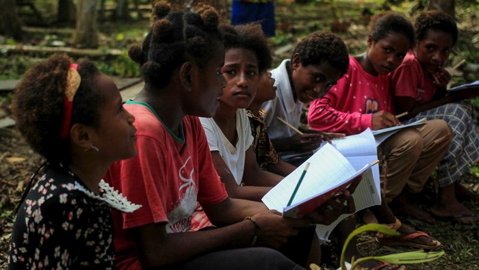 Guru mengajar sejumlah siswa di Sekolah Alam Kampung Rhepang Muaif, Distrik Nimbrokrang, Jayapura, Papua, Sabtu (3/6/2023). Sekolah yang menerapkan Kurikulum Merdeka Belajar itu bertujuan mendidik siswa untuk mengenal, mencintai, serta melestarkan alam sejak usia dini. ANTARA FOTO/Gusti Tanati/app/rwa.