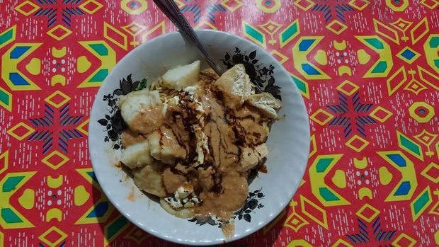 Seporsi mi lontong tahu harganya Rp 12 ribu.