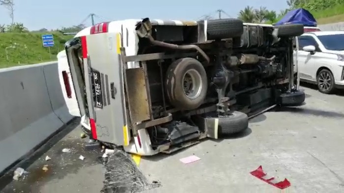 Minibus terguling di Tol Salatiga, Minggu (4/6/2023)
