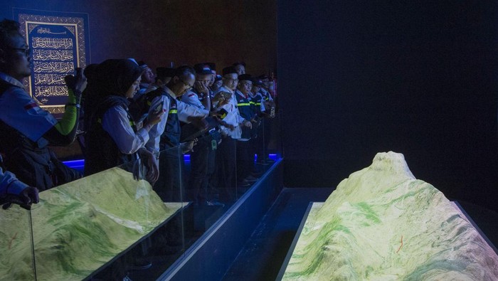 Pengunjung mengamati layar yang menceritakan sejarah para nabi saat mengunjungi Museum Wahyu, di Hira Cultural Distric, Mekkah, Arab Saudi, Jumat (2/6/2023). Museum Wahyu yang terletak di kaki Gunung Jabal Nur atau Gua Hiro yang menampilkan animasi turunnya wahyu serta kisah Nabi Adam, Nabi Nuh, Nabi Musa, Nabi Isa hingga Nabi Muhammad tersebut menjadi destinasi wisata sejarah di Kota Mekkah. ANTARA FOTO/Wahyu Putro/nym.