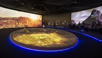 Pengunjung mengamati grafik interaktif perjalanan Nabi Muhammad SAW menerima wahyu pertama saat mengunjungi Museum Wahyu, di Hira Cultural Distric, Mekkah, Arab Saudi, Jumat (2/6/2023). 