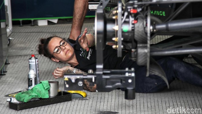Sejumlah teknisi wanita memeriksa kondisi mobil balap Formula E di Jakarta Internatioanl Eprix Circuit ,Jakarta Utara, Minggu (4/6/2023).