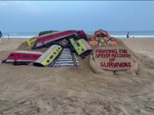 Patung Pasir Tragedi Kecelakaan 3 KA di India Karya Sudarsan Pattnaik