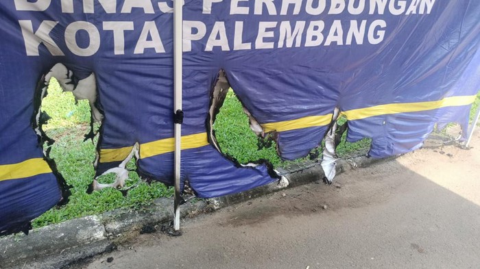 Penampakan pos dibakar orang tak dikenal