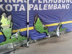Polisi Buru Pelaku Bakar Pos Pantau Truk ODOL di Palembang