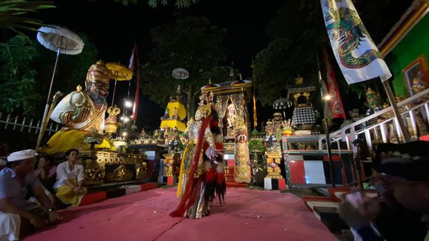 Didik Nini Thowok tampil di Pura Calonarang Putuk, Kandangan, Kabupaten Kediri. Tariannya mengungkap sisi lain Ratu Calon Arang.