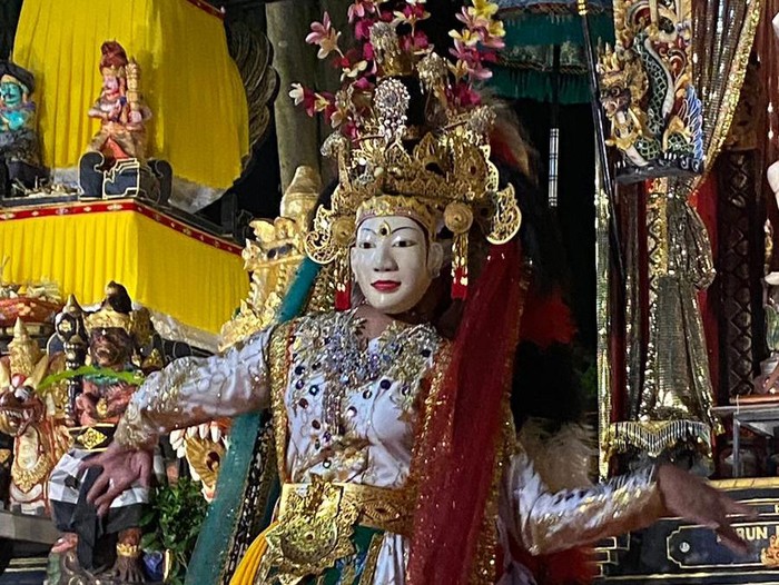 Didik Nini Thowok tampil di Pura Calonarang Putuk, Kandangan, Kabupaten Kediri. Tariannya mengungkap sisi lain Ratu Calon Arang.