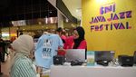 Pengunjung Ramai Buru Merchandise Spesial BNI Java Jazz Festival 2023