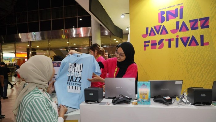 BNI Java Jazz Festival 2023 yang berlangsung 2-4 Juni 2023 tak hanya menghadirkan ragam penampilan musik Tanah Air. Namun turut mendorong geliat ekonomi kreatif nasional melalui hadirnya berbagai merchandise menarik.