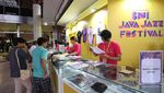 Pengunjung Ramai Buru Merchandise Spesial BNI Java Jazz Festival 2023