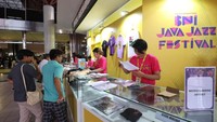Dalam gelaran ini, pengunjung juga bisa membeli merchandise spesial BNI Java Jazz Festival 2023 di booth merchandise. 
