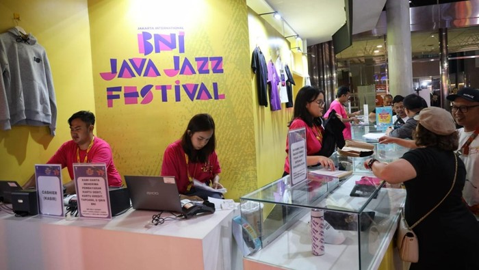 Pengunjung Ramai Buru Merchandise Spesial BNI Java Jazz Festival 2023 BNI Java Jazz Festival 2023 yang berlangsung 2-4 Juni 2023 tak hanya menghadirkan ragam penampilan musik Tanah Air. Namun turut mendorong geliat ekonomi kreatif nasional melalui hadirnya berbagai merchandise menarik.