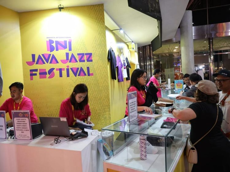 Pengunjung Ramai Buru Merchandise Spesial BNI Java Jazz Festival 2023
