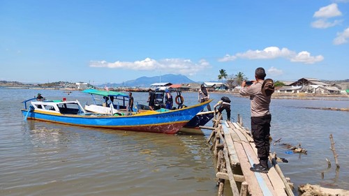 Perahu nelayan yang digunakan untuk menjemput korban kapal motor tenggelam di Gili Banta Sape, Kabupaten Bima, NTB. (Istimewa)