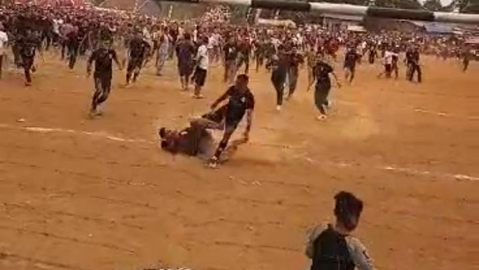 Pertandingan sepakbola tarkam di Lebak ricuh