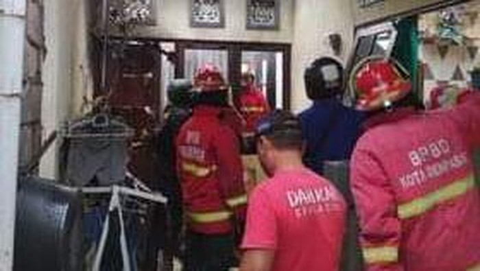 Petugas pemadam menangani kebakaran di rumah kos, Jalan Pulau Belitung Babakan Sari VI Gang Betet Nomor 8, Kelurahan Pedungan, Kecamatan Denpasar Selatan, Kota Denpasar. (Dok. BPBD Denpasar)
