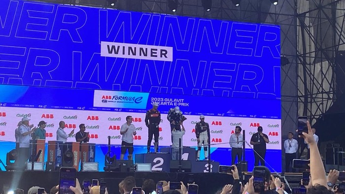 Pj Gubernur DKI Jakarta Heru Budi memberikan piala kepada juara Formula E Jakarta 2023