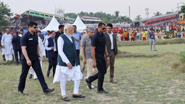 PM India Datangi Lokasi dan Korban Kecelakaan Kereta Maut Odisha India's Prime Minister Narendra Modi visits the site of collision of trains in Balasore district in the eastern state of Odisha, India, June 3, 2023. India's Press Information Bureau/Handout via REUTERS THIS IMAGE HAS BEEN SUPPLIED BY A THIRD PARTY. NO RESALES. NO ARCHIVES.