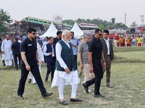 PM India Datangi Lokasi dan Korban Kecelakaan Kereta Maut Odisha