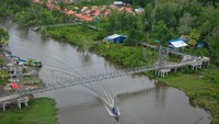 Jembatan Jokowi menjadi penghubung Kampung Pelangi Kaye ke pusat kota Distrik Agats di Kabupaten Asmat, Papua Selatan. Jembatan yang diinisasi oleh Presiden Joko Widodo pada 2018 tersebut dibangun agar masyarakat di Kampung Kaye tidak kesulitan mengakses fasilitas pelayanan publik di Agats. 