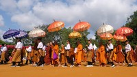 Sejumlah biksu berjalan menuju lokasi perayaan detik-detik Waisak 2567 BE/2023 di kawasan Candi Borobudur, Magelang, Jawa Tengah, Minggu (4/6/2023). Detik-detik Waisak dirayakan pada pukul 10.41.19 WIB dengan mengusung tema Aktualisasikan Ajaran Buddha Dharma Di Dalam Kehidupan Sehari-Hari dan sub temanya Momentum Waisak Memperkuat Persatuan dan Kesatuan Bangsa Serta Perdamaian Dunia. ANTARA FOTO/Anis Efizudin 