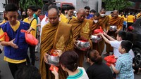 Para biksu menerima sedekah atau derma dari umat Buddha saat prosesi Pindapata Gema Waisak di Makassar, Sulawesi Selatan, Minggu (4/6/2023). Prosesi yang merupakan rangkaian peringatan Waisak 2567 BE/2023 tersebut diikuti ratusan umat Buddha dengan berbagi kepada sesama sebagai ungkapan rasa syukur. ANTARA/Arnas Padda 