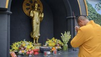 Seorang umat Buddha berdoa saat upacara peringatan puncak Tri Suci Waisak di Vihara Karunadipa, Palu, Sulawesi Tengah, Minggu (4/6/2023). Perayaan Waisak 2567 BE/2023 di wilayah itu dipusatkan di vihara tersebut dan diikuti umat Budha dari berbagai daerah yang dirangkai dengan berbagai kegiatan seni serta sosial. ANTARA FOTO/Basri Marzuki 