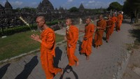 Biksu dan samanera melakukan prosesi pradaksina dalam rangkaian perayaan Tri Suci Waisak 2567 BE/2023 di Candi Sewu, Prambanan, Klaten, Jawa Tengah, Minggu (4/6/2023). Para biksu, samanera, samaneri, dan umat Buddha melakukan prosesi pradaksina atau mengelilingi Candi Sewu untuk mempersiapkan diri menyambut detik-detik Waisak 2567 BE. ANTARA FOTO/Aloysius Jarot Nugroho 