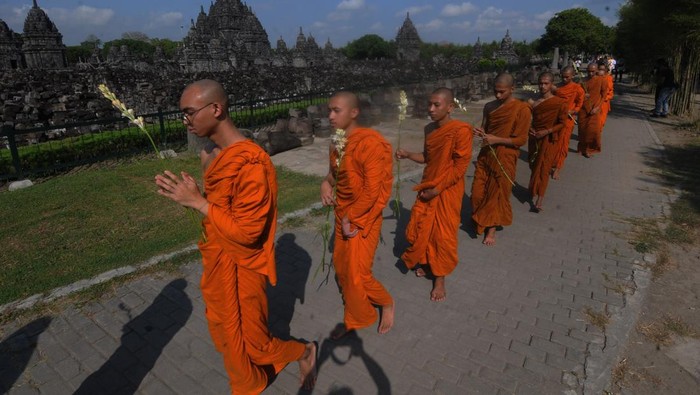 Biksu dan samanera melakukan prosesi pradaksina dalam rangkaian perayaan Tri Suci Waisak 2567 BE/2023 di Candi Sewu, Prambanan, Klaten, Jawa Tengah, Minggu (4/6/2023). Para biksu, samanera, samaneri, dan umat Buddha melakukan prosesi pradaksina atau mengelilingi Candi Sewu untuk mempersiapkan diri menyambut detik-detik Waisak 2567 BE. ANTARA FOTO/Aloysius Jarot Nugroho/tom.