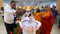 Pemuka agama dan umat Buddha melaksanakan ritual pemandian Buddha Rupang atau bayi Siddharta usai mengikuti kebaktian Waisak 2567 BE/2023i di Vihara Sakyamuni, Banda Aceh, Aceh, Minggu (4/6/2023). Ritual pemandian Buddha Rupang yang dilaksanakan umat Buddha pada peringatan Waisak sebagai lambang membersihkan diri dari segala kekotoran batin, ucapan, pikiran maupun perbuatan. ANTARA FOTO/Irwansyah Putra 