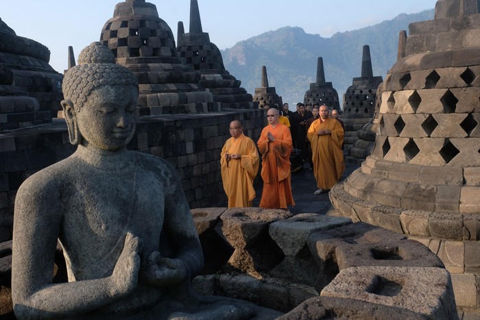 Sejumlah biksu memimpin ritual pradaksina berjalan mengelilingi candi saat doa pagi Waisak di Candi Borobudur, Magelang, Jawa Tengah, Minggu (4/6/2023). Doa pagi menyambut Tri Suci Waisak 2567 BE/2023. diikuti oleh seratusan umat Buddha dengan permohonan untuk perdamaian dunia dan kebaikan bagi semua makhluk. ANTARA FOTO/Anis Efizudin/tom.