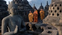 Sejumlah biksu memimpin ritual pradaksina berjalan mengelilingi candi saat doa pagi Waisak di Candi Borobudur, Magelang, Jawa Tengah, Minggu (4/6/2023). Doa pagi menyambut Tri Suci Waisak 2567 BE/2023. diikuti oleh seratusan umat Buddha dengan permohonan untuk perdamaian dunia dan kebaikan bagi semua makhluk. ANTARA FOTO/Anis Efizudin 