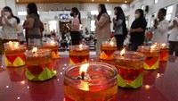 Umat Buddha mengikuti prosesi perayaan Hari Raya Trisuci Waisak di Wihara Buddhayana Dharmawira Centre, Surabaya, Jawa Timur, Minggu (4/6/2023). Kegiatan itu mengangkat tema Harmonis Masyarakat Damai Negaranya. ANTARA FOTO/Didik Suhartono 