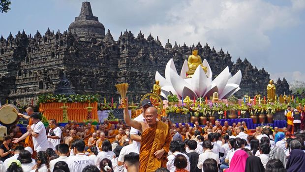 Sejumlah Bhiksu memercikkan air suci ke arah umat saat detik-detik Waisak 2567 BE/2023 di kawasan candi Borobudur, Magelang, Jawa Tengah, Minggu (4/6/2023). Detik-detik Waisak dirayakan pada pukul 10.41.19 WIB dengan mengusung tema Aktualisasikan Ajaran Buddha Dharma Di Dalam Kehidupan Sehari-Hari dan sub temanya Momentum Waisak Memperkuat Persatuan dan Kesatuan Bangsa Serta Perdamaian Dunia. ANTARA FOTO/Anis Efizudin/tom.