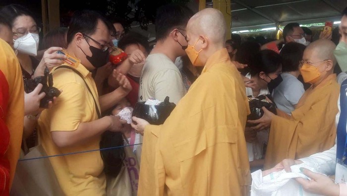 Potret Perayaan Waisak di Wihara Ekayana Sepuluh ribu umat Buddha merayakan Waisak di Wihara Ekayana Arama – Indonesia Buddhist Centre, Jakarta Barat, Minggu (4/6/2023).