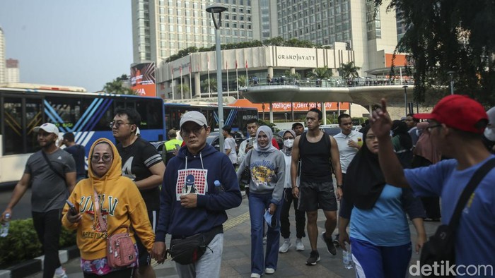 Potret Warga Antusias Olahraga di Bundaran HI Meski CFD Ditiadakan Sejumlah warga beraktivitas di Bundaran HI, Jakarta, Minggu (4/6/2023). Meski Hari Bebas Kendaraan Bermotor (HBKB) ditiadakan nampak warga tetap berolahraga.