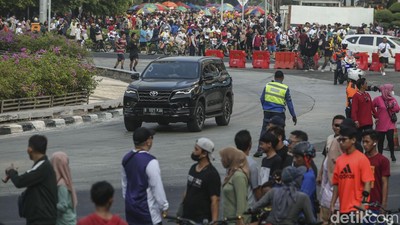 Potret Warga Antusias Olahraga di Bundaran HI Meski CFD Ditiadakan