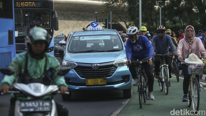 Sejumlah warga beraktivitas di Bundaran HI, Jakarta, Minggu (4/6/2023). Meski Hari Bebas Kendaraan Bermotor (HBKB) ditiadakan nampak warga tetap berolahraga.