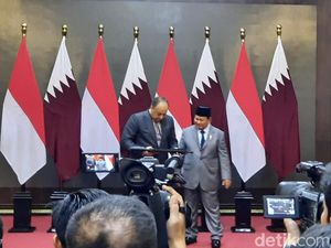 Prabowo Beri Menhan Qatar Senapan Serbu Bikinan Pindad