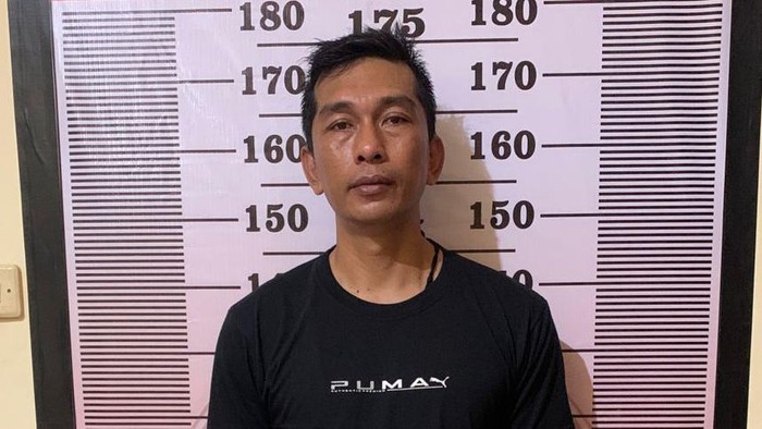 Pria AW (39), ditangkap polisi lantaran membacok suami siri dari mantan istrinya  di Berau, Kalimantan Timur (Kaltim).