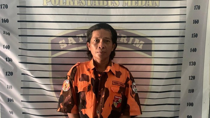 Pria berseragam pemuda pancasila yang melakukan pungli ke pedagang di Deli Serdang
